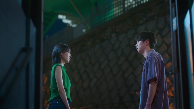 우리는 서로를 잘 아는 이방인 같았다