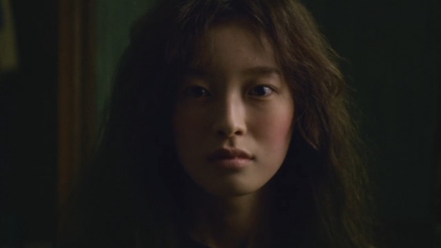 선글라스를 쓴 소녀
