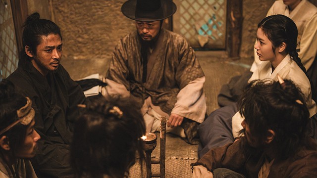 아홉.